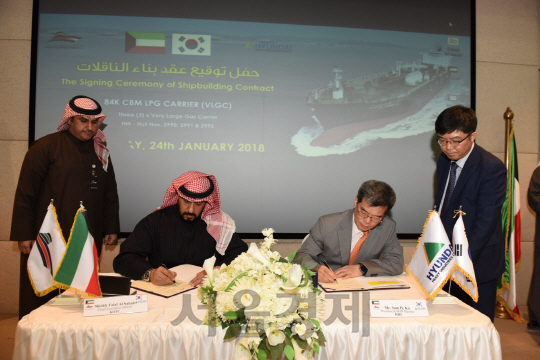 가삼현(오른쪽) 현대중공업 선박해양영업 대표와 셰이크 탈랄 칼레드 알-아마드-알사바 CEO가 24일 쿠웨이트 KTOC 본사에서 진행된 초대형 LPG운반선 계약식에 서명하고 있다./사진=현대중공업