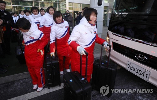 북한 여자 아이스하키 선수들이 25일 오전 경기도 파주시 남북출입사무소(CIQ)에서 입경 수속을 끝낸 후 버스에 짐을 싣고 있다. /연합뉴스