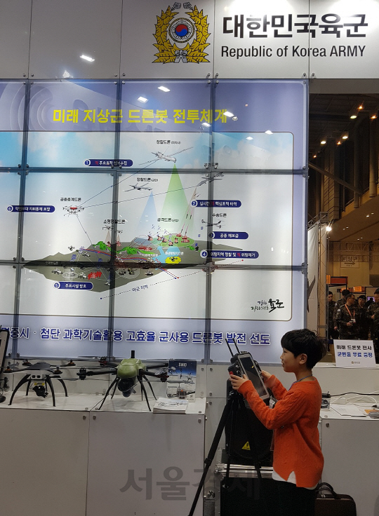 <미래의 드론 병사> 25일 부산 벡스코에서 개막된 드론쇼 코리아의 육군 홍보 부스를 찾은 한 어린이가 소형 드론을 날리고 있다.