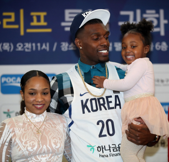 특별귀화를 거쳐 한국 농구 대표팀에 합류한 리카르도 라틀리프(가운데)가 25일 기자회견에서 아내·딸과 함께 포즈를 취하고 있다. /연합뉴스