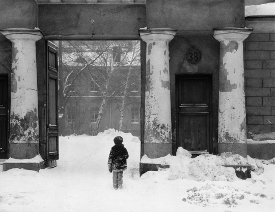 펜티 사말라티 ‘핀란드 헬싱키(소년과 세 개의 기둥)’ ⓒPentti Sammallahti /사진제공=공근혜갤러리