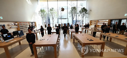 오는 27일 정식 문을 여는 한국 첫 애플스토어 ‘애플 가로수길’ 모습./사진=연합뉴스