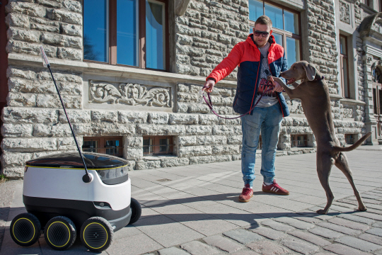 에스토니아 스타트업 ‘스타십 테크놀로지’가 만든 배달 서비스 로봇이 탈린 시내를 활보하고있다. /블룸버그
