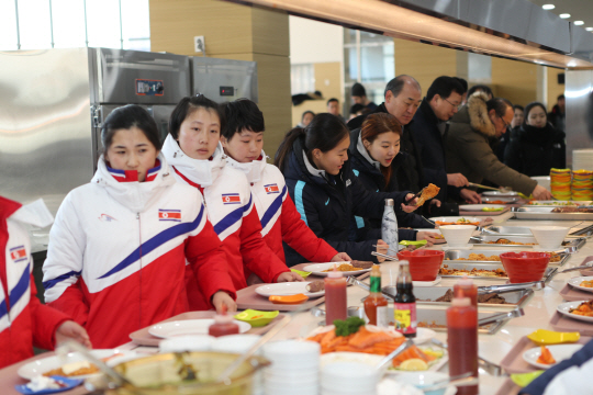 북한 여자 아이스하키 선수들이 25일 진천선수촌에 합류해 선수촌 식당에서 반찬을 집고 있다. /사진제공=정부합동지원단