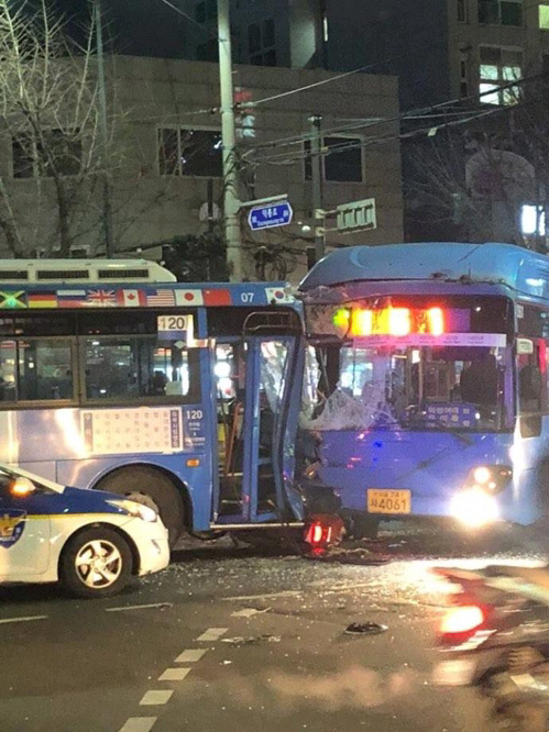 서울 수유사거리 교차로서 버스끼리 충돌…21명 부상