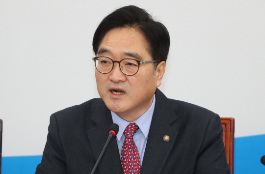 우원식 더불어민주당 원내대표가 26일 국회에서 열린 원내대책회의에서 발언하고 있다./연합뉴스