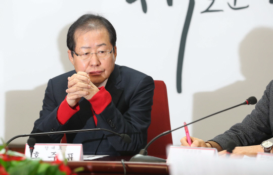 홍준표 자유한국당 대표는 26일 중소기업 규모의 제조업체를 방문한다./연합뉴스
