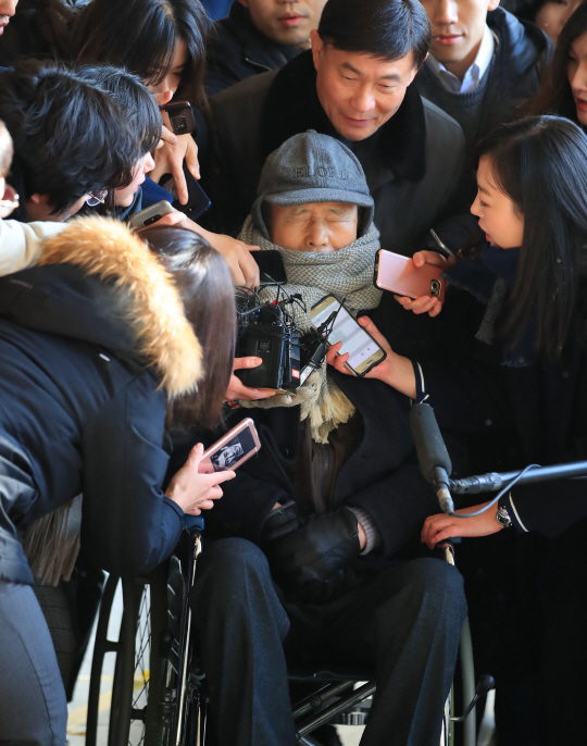 국가정보원으로부터 억대 자금을 수수한 혐의를 받고 있는 이명박 전 대통령의 친형 이상득 전 새누리당 의원이 26일 오전 서울 서초동 중앙지검에서 눈을 꼭 감은 채 휠체어를 타고 출석하고 있다. /연합뉴스