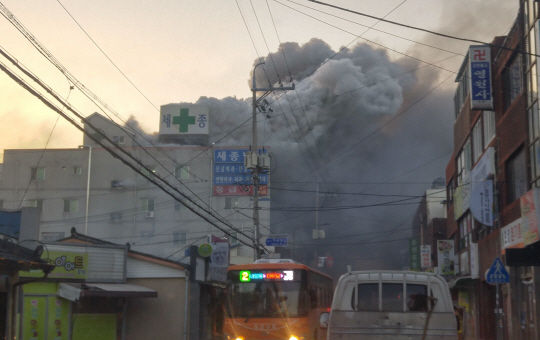26일 오전 7시 30분께 경남 밀양시 가곡동 세종병원에서 화재가 발생했다./연합뉴스