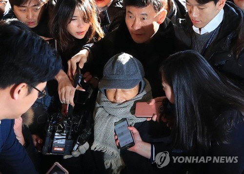 이명박 정부 시절 국가정보원으로부터 억대 불법 자금을 수수한 혐의를 받고 있는 이상득 전 의원(83)이 피의자 신분으로 26일 검찰에 출석했다. /연합뉴스