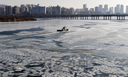 전국 대부분 지역에 한파특보가 내려진 26일 오전 서강대교에서 바라본 한강이  중심부 까지 얼어 있다./이호재기자.