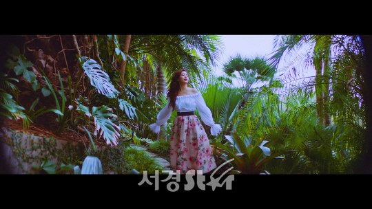 사진 제공= JYP엔터테인먼트, 수지 ‘홀리데이’ MV 3차 티저 영상 화면 캡처