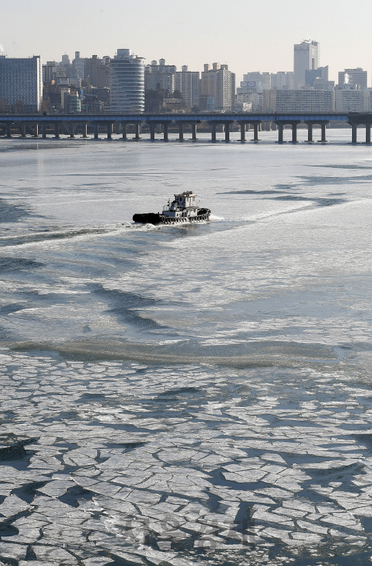 전국 대부분 지역에 한파특보가 내려진 26일 오전 서강대교에서 바라본 한강이  중심부 까지 얼어 있다./이호재기자.