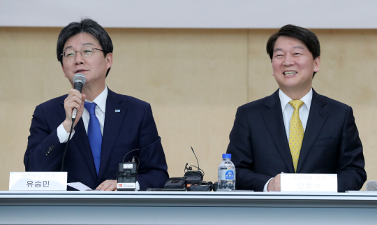 지난 25일 오후 대구 한국로봇산업진흥원에서 공동 기자회견을 하고 있는 유승민 바른정당 대표, 안철수 국민의당 대표./연합뉴스