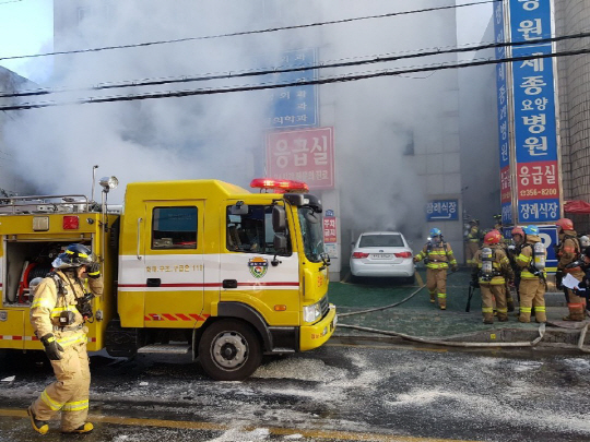 26일 오전 경남 밀양시 가곡동 세종병원에서 화재가 발생했다./연합뉴스