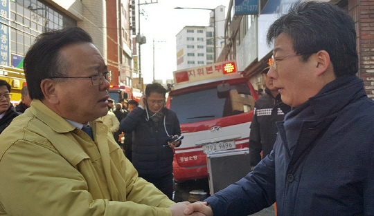 26일 오전 경남 밀양 세종병원 화재 현장을 방문, 구조 지휘 중이던 김부겸 행정안전부 장관이 유승민 바른정당 대표(오른쪽)와 악수하고 있다./연합뉴스