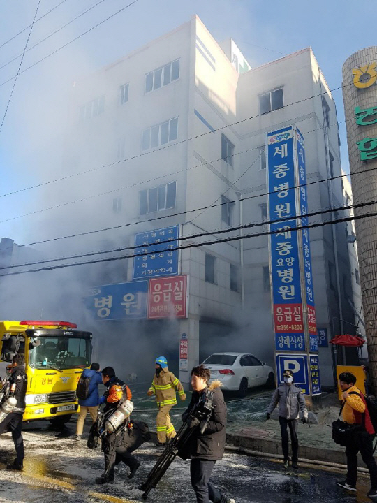 26일 밀양 세종병원에서 화재가 난 가운데 소방대원들이 진압하고 있다. /사진제공=소방청