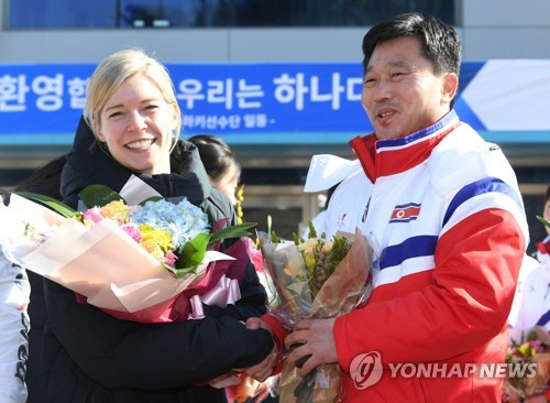 25일 충북 진천군 진천 국가대표선수촌 빙상장 앞에서 처음 만나 인사를 나누고 있는 세라 머리 여자 아이스하키 남북단일팀 총 감독과 박철호 북한 감독. /연합뉴스