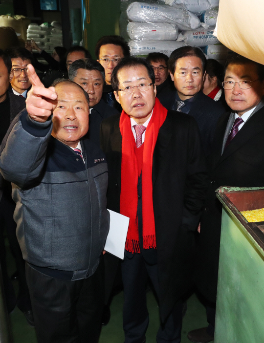 홍준표(오른쪽) 자유한국당 대표가 26일 오전 경기도 시화공단의 한 중소기업 공장을 둘러보고 있다. /연합뉴스