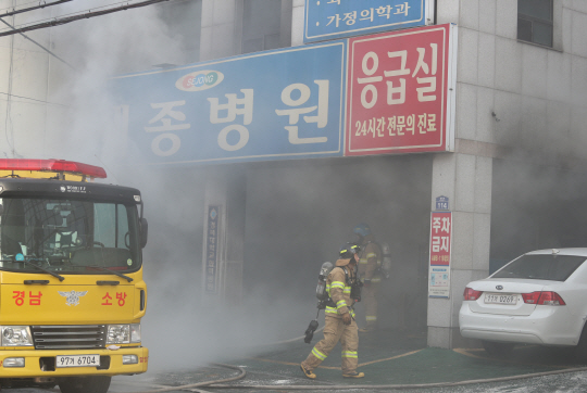 26일 오전 7시 30분께 경남 밀양시 가곡동 세종병원에서 화재가 발생했다./연합뉴스