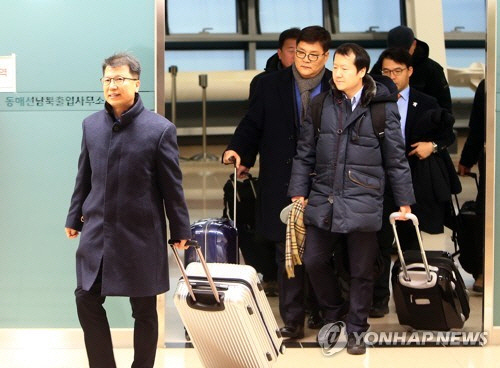 금강산 공동문화행사·마식령스키장 공동훈련 등을 논의하고자 방북했던 우리측 방북단이 25일 귀경하고 있다. /연합뉴스