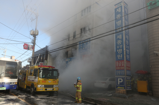 26일 오전 경남 밀양시 가곡동 세종병원에서 불이나 소방대원이 화재 진압을 하고 있다. /밀양=연합뉴스