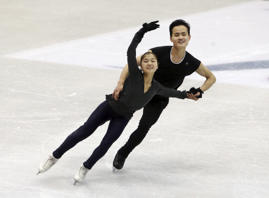 North Korea‘s figure skating pair Ryom Tae Ok, left, and Kim Ju Sik perform during an official training session during the ISU Four Continents Figure Skating Championships in Taipei, Taiwan, Tuesday, Jan. 23, 2018. (AP Photo/Chiang Ying-ying)      <저작권자(c) 연합뉴스, 무단 전재-재배포 금지>