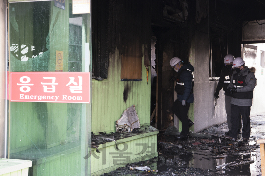 26일 대형 화재가 발생한 경남 밀양시 가곡동 세종병원에서 소방대원들이 화재원인을 조사하기 위해 응급실 내부를 살피고 있다.   /사진제공=국제신문