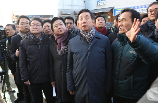 김성태 자유한국당 원내대표가 26일 오후 경남 밀양 세종병원 화재 현장을 찾아 둘러보고 있다./연합뉴스