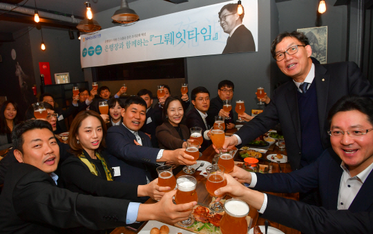 이대훈 NH농협은행장(오른쪽 두번째)이 25일 서울 광화문 인근에서 열린 직원 24명과의 만찬 행사 ‘그뤠잇타임(grEAT-Time)’에서 축배를 들고 있다./사진제공=NH농협은행