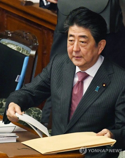 26일 일본 참의원 본회의에 참석한 아베 총리는 위안부 문제와 관련해 “한국의 추가 조치 요구를 받아들일 수 없다”고 말했다. /연합뉴스