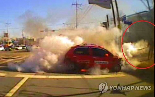 불길 휩싸인 차량서 운전자 구한 용감한 버스 기사