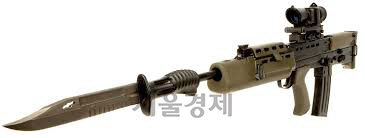 영국군 제식소총인 L85 소총과 대검의 특이한 결합 방식. 대검 손잡이에 총열 두께의 구멍이 뚫려 있다. 화승총 초기 시대에 이런 식으로 검을 총에 달아 사용했다.