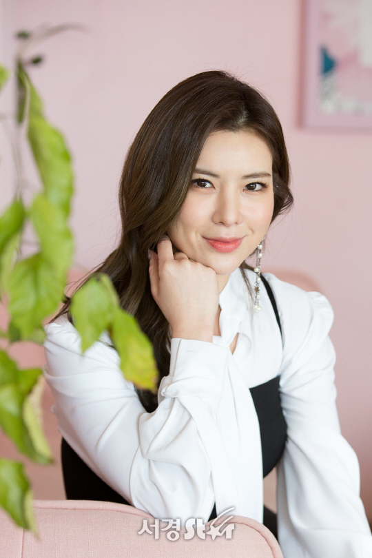 배우 정선아가 26일 오후 서울 용산구 한 카페에서 인터뷰에 앞서 포토타임을 갖고 있다.