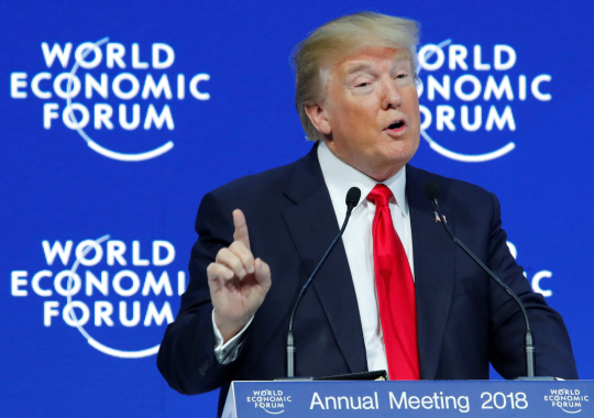 도널드 트럼프 미국 대통령이 26일(현지시간) 스위스 다보스에서 열린 세계경제포럼(WEF)에서 폐막 연설을 하고 있다. /다보스=로이터연합뉴스