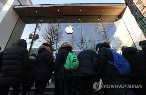 애플스토어 한국에 첫 개장, 전날 전국 각지에서 수백 명 몰려들어.. ‘첫 입장객은 19세 소년’