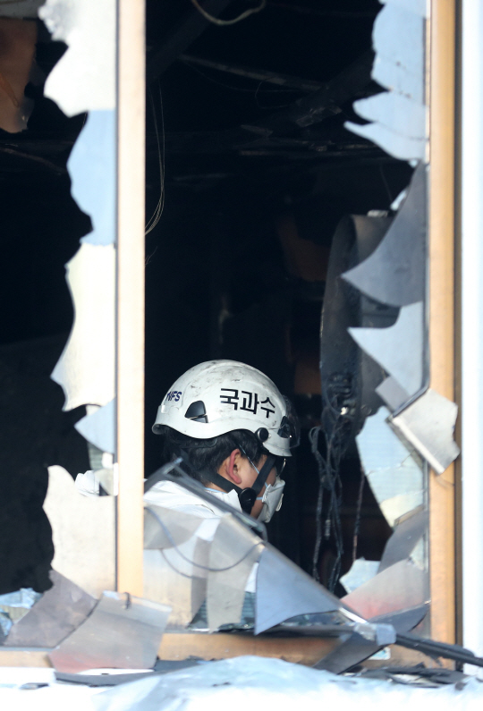 27일 오전 국립과학수사연구완과 경찰, 소방 관계자 등이 전날 대규모 사상자를 내 경남 밀양 세종병원 화재와 관련해 현장감식을 하고 있다. /밀양=연합뉴스