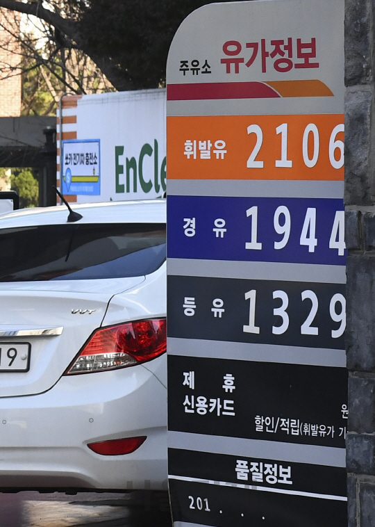 전국 주간 평균 휘발유 가격이 17주 연속 올랐다. 26일 서울 시내 한 주유소에 휘발유 가격이 리터당 2106원을 나타내고 있다. 지난 몇주간 국제유가가 상승하고 있어 당분간 휘발유값의 고공행진은 지속될 전망이다./송은석기자