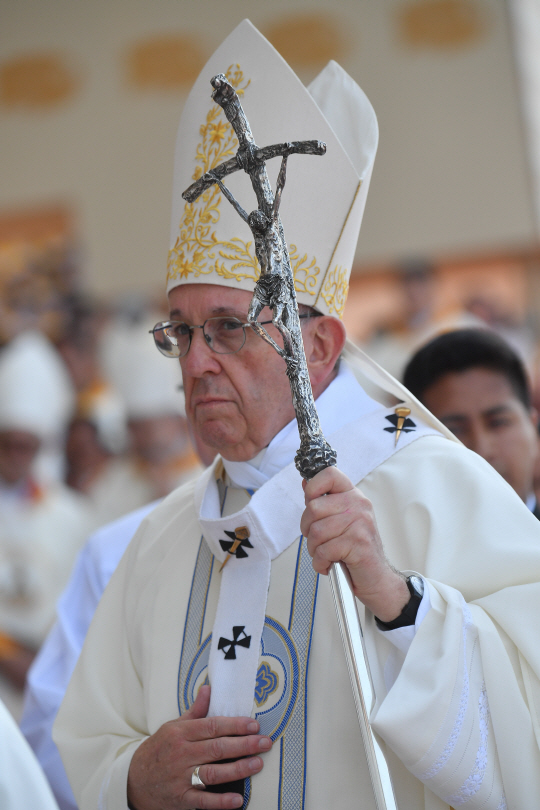 epa06457748 Pope Francis leads a religious mass at Huanchaco beach, on the shores of the Pacific Ocean, in the outskirts of the city of Trujillo, Peru, 20 January 2018. The Pontiff is in Peru for an official and apostolic three-day visit.  EPA/LUCA ZENNARO