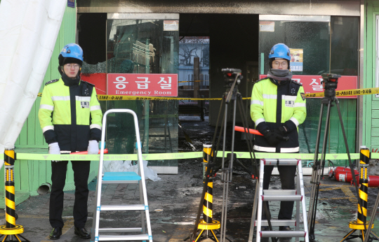 27일 오전 전날 대규모 인명피해를 낸 화재가 발생했던 경남 밀양시 세종병원 출입을 경찰 관계자들이 통제하고 있다. /밀양=연합뉴스