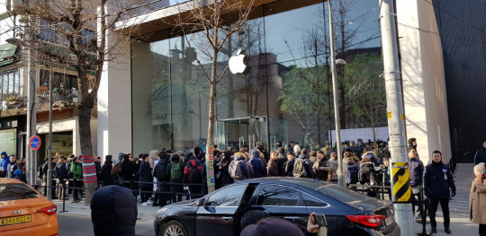 27일 오전 개장한 국내 첫 애플스토어 ‘애플 가로수길’ 매장 앞에 입장하려는 소비자들이 긴 줄을 형성하고 있다.