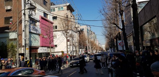 27일 오전 개장한 국내 첫 애플스토어 ‘애플 가로수길’ 매장에 입장하려는 소비자들이 가로수길을 가득 메웠다.