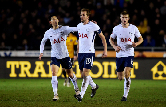Soccer Football - FA Cup Fourth Round - Newport County vs Tottenham Hotspur - Rodney Parade, Newport, Britain - January 27, 2018   Tottenham‘s Harry Kane celebrates scoring their first goal with Son Heung-min and Eric Dier    REUTERS/Rebecca Naden      <저작권자(c) 연합뉴스, 무단 전재-재배포 금지>