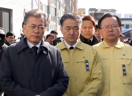 문재인 대통령이 27일 오전 경남 밀양시 세종병원 화재 참사 현장을 찾아 현장 상황을 보고받고 있다. 왼쪽부터 문 대통령, 박능후 보건복지부 장관, 임종석 비서실장, 김부겸 행정안전부 장관./연합뉴스