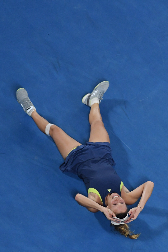 덴마크의 캐럴라인 보즈니아키가 지난 27일 호주 멜버른의 로드 레이버 아레나에서 끝난 호주오픈 테니스 여자단식 결승에서 2시간49분의 혈투 끝에 우승한 뒤 코트에 누워 기쁨을 만끽하고 있다.   /멜버른=EPA연합뉴스