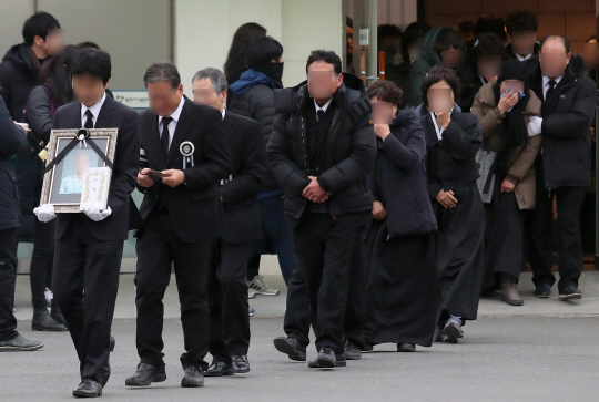 28일 오전 경남 밀양시 농협장례식장에서 거행된 밀양 세종병원 화재 참사 희생자 발인에서 유가족들이 오열하고 있다. /밀양=연합뉴스