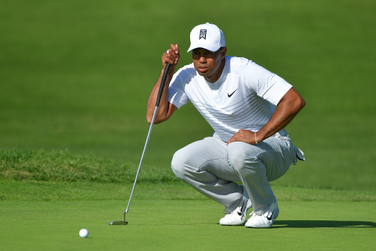 SAN DIEGO, CA - JANUARY 27: Tiger Woods looks over a putt on the fifth green during the third round of the Farmers Insurance Open at Torrey Pines South on January 27, 2018 in San Diego, California.   Donald Miralle/Getty Images/AFP  == FOR NEWSPAPERS, INTERNET, TELCOS & TELEVISION USE ONLY ==      <저작권자(c) 연합뉴스, 무단 전재-재배포 금지>