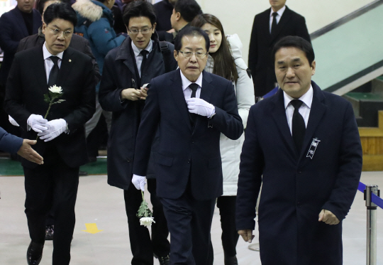 자유한국당 홍준표 대표가 27일 오전 경남 밀양시 삼문동 밀양문화체육회관에 마련된 밀양 세종병원 화재 희생자 합동분향소에 들어서고 있다./연합뉴스