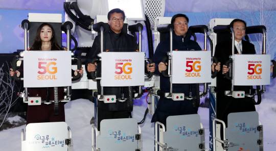28일 오후 서울광장에서 한국실업빙상경기연맹 주최로 열린 ‘ICT로 즐기는 이글루 페스티벌’ 행사 참석자들이 설산에서 차량을 타고 내려오는 경험을 할 수 있는 스노우 드래프트 기기에 탑승하고 있다. 이번 행사에서는 SK텔레콤의 가상현실(VR)과 5G 네트워크 기반의 타임 슬라이스 기술을 활용한 360도 점프 기념사진을 찍을 수 있는 기회도 제공됐다. (왼쪽부터)김연아 선수, 류제훈 대한스키협회 국장, 정창수 서울시체육회 사무처장, 권순철 기가코리아사업단장. /권욱기자