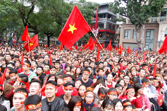 27일 하노이 시내에서 거리 응원을 펼치는 베트남 시민들. /하노이=AFP연합뉴스